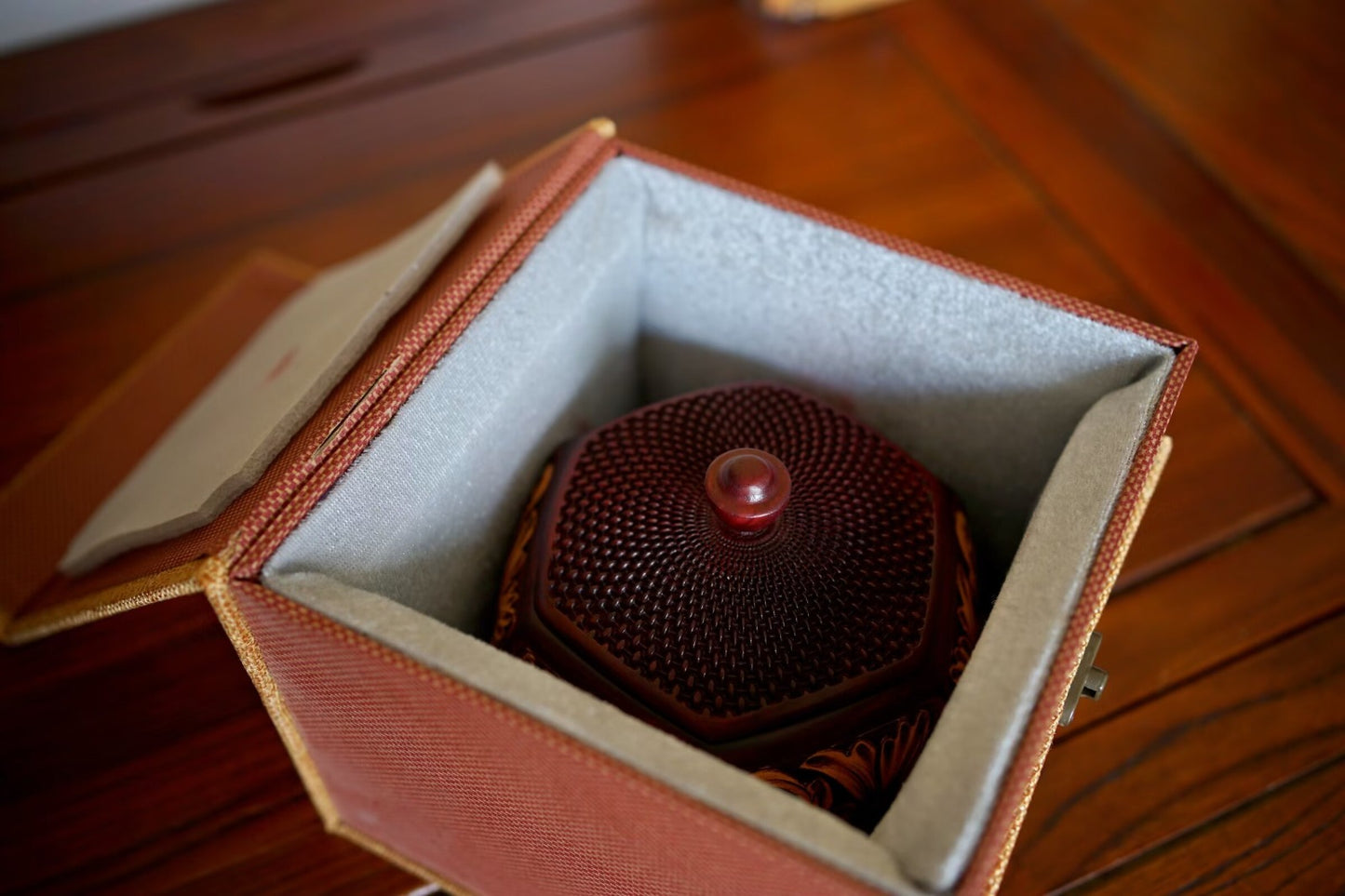 Boîte de rangement ovale en bois et cuir gravée