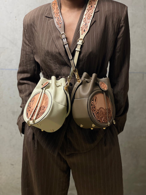 Sac ALBA beige et taupe porté en bandoulière – cuir sculpté Maison La Reine 