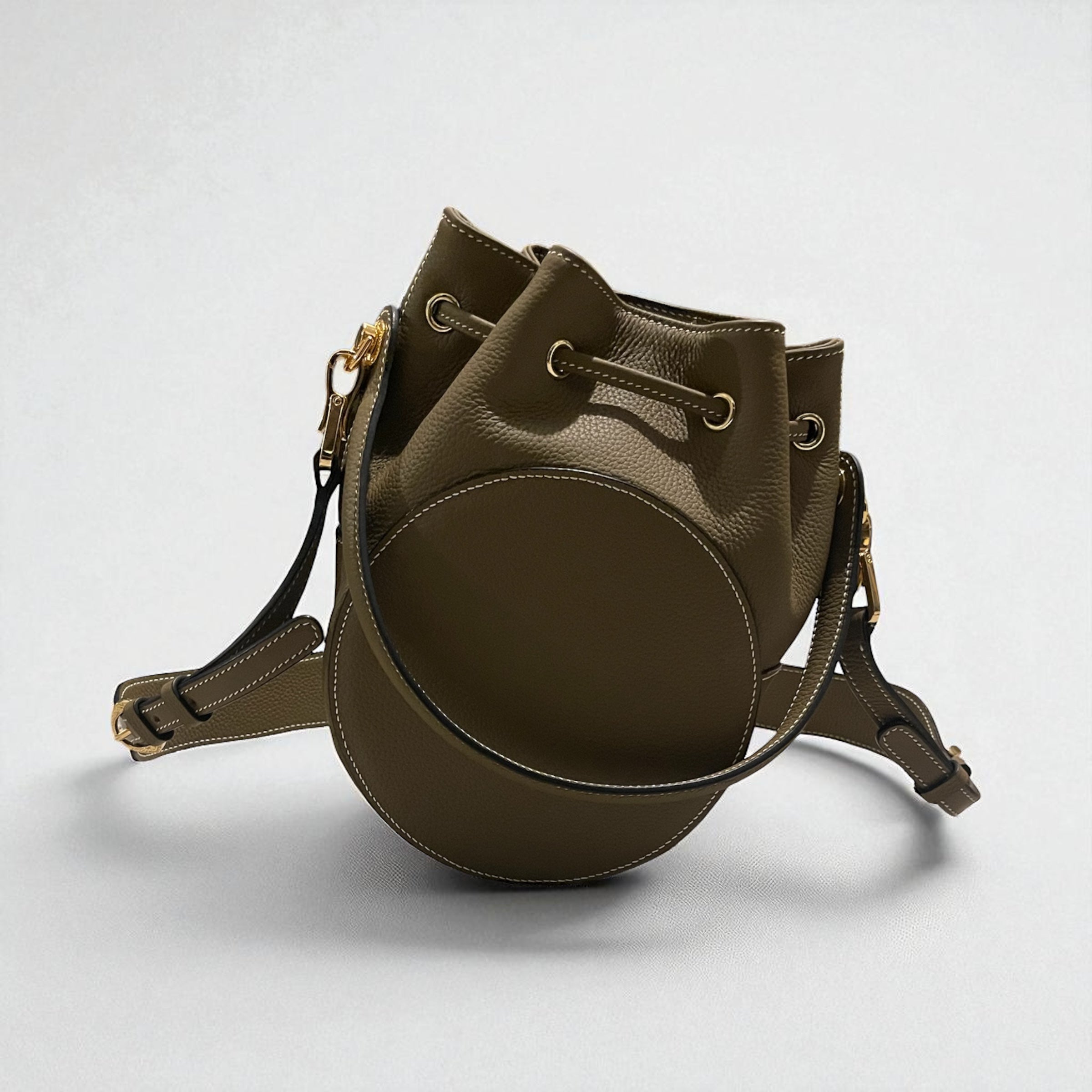 Sac ALBA taupe – dos du sac en cuir grainé, bandoulière réglable Maison La Reine