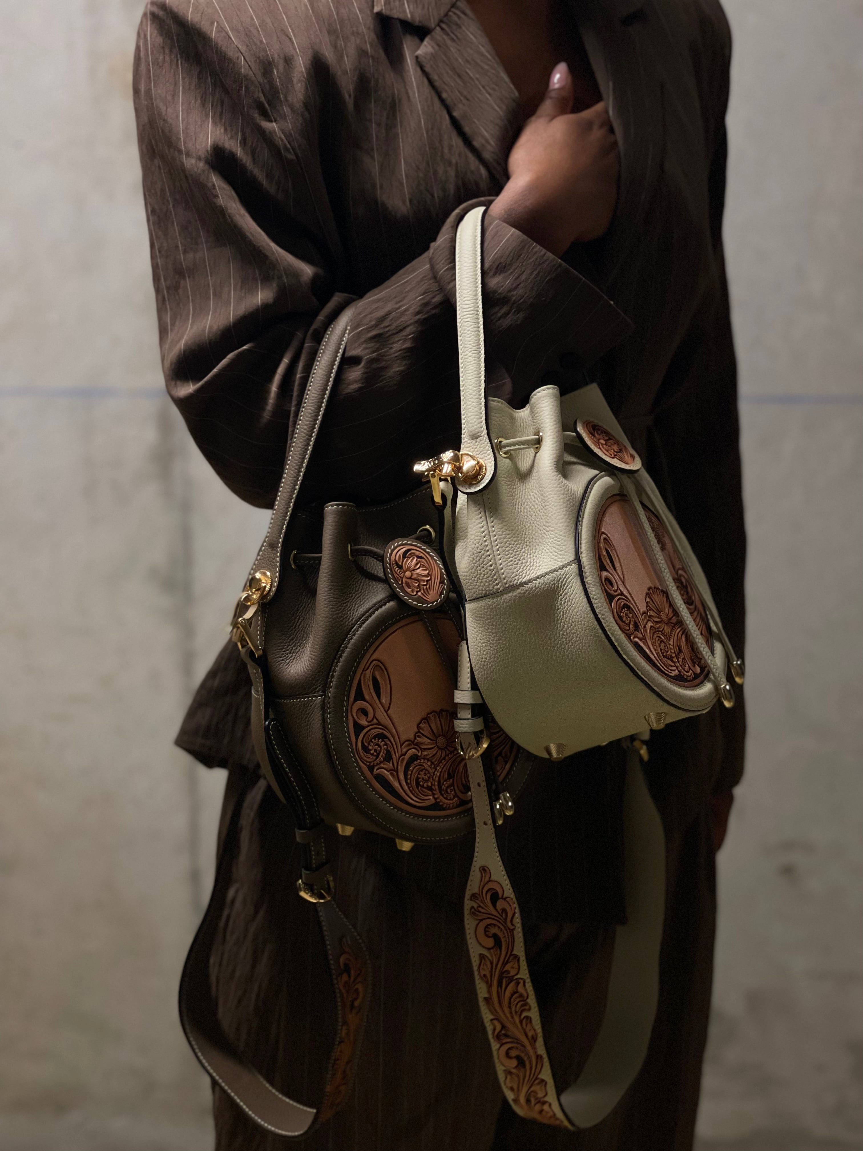 Sac ALBA beige porté main – design artisanal en cuir embossé Maison La Reine 