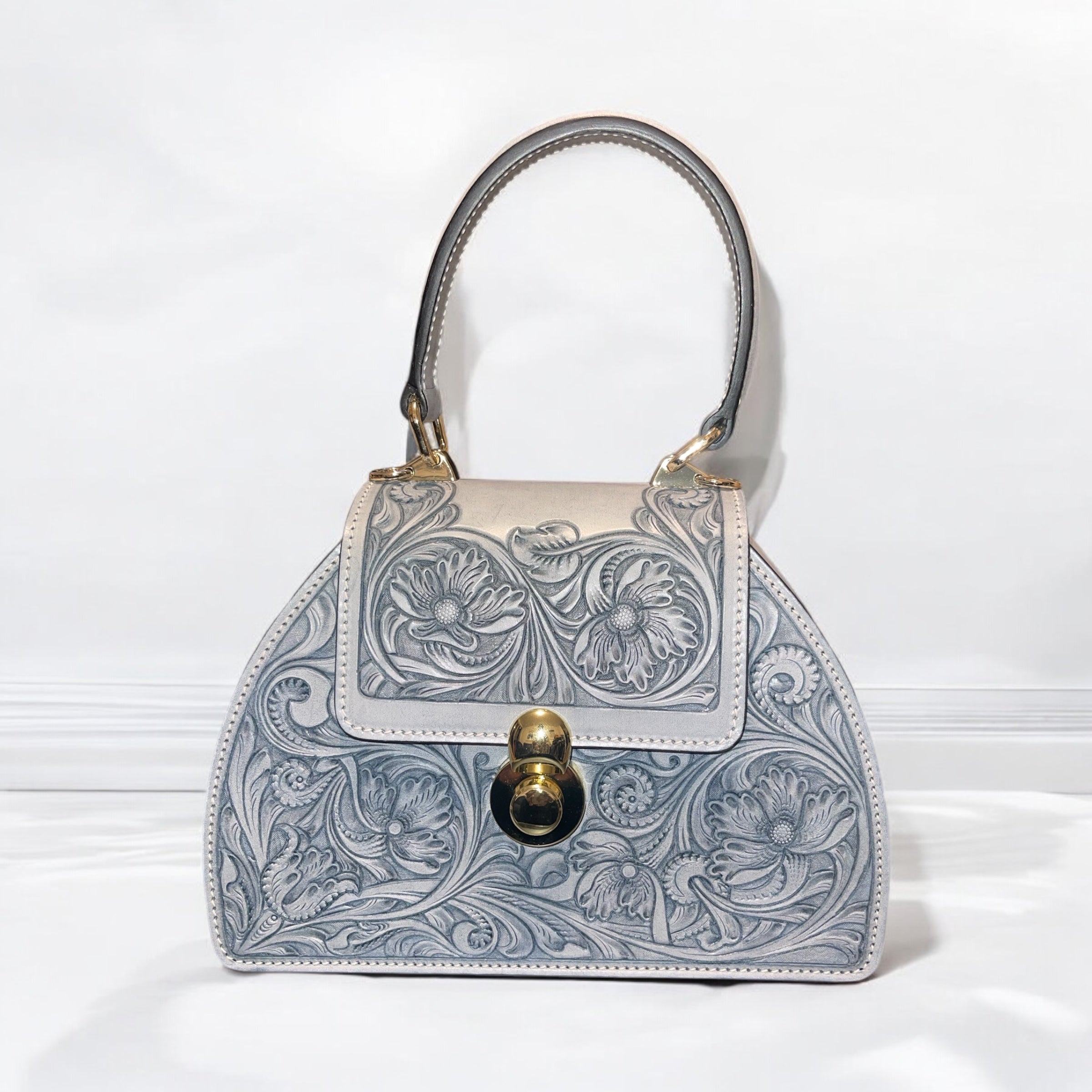 Sac Audrey bleu pastel en cuir gravé à la main vue de face – Maison La Reine