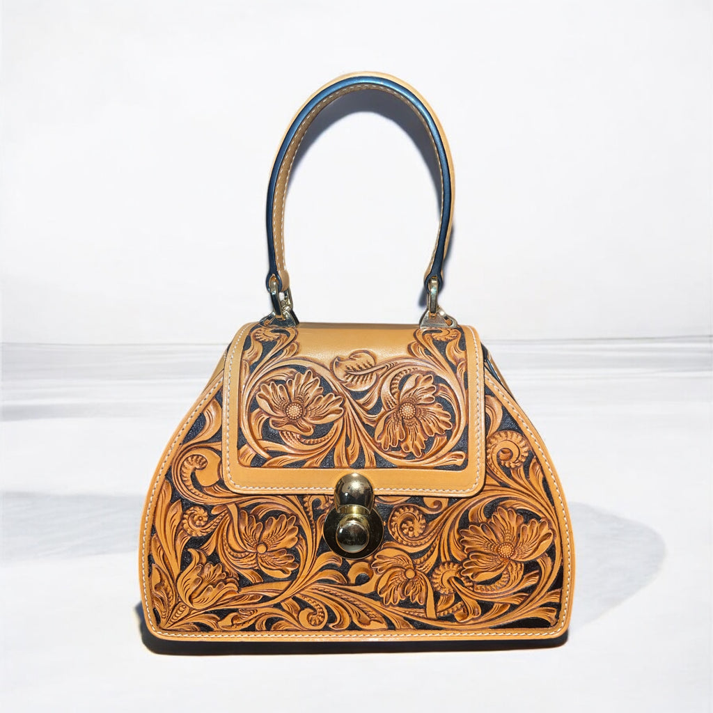 Sac Audrey camel en cuir gravé à la main vue de face– Maison La Reine