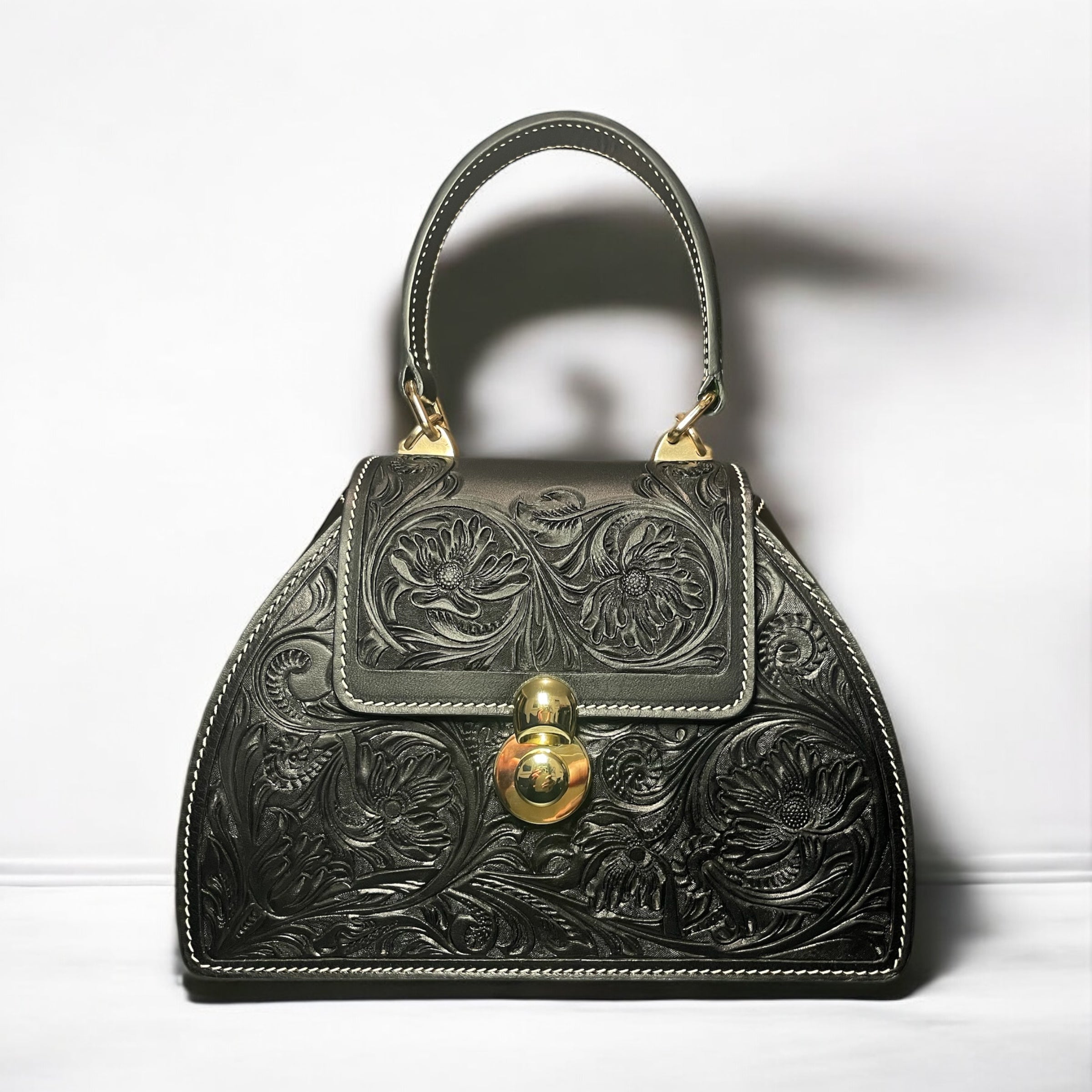  Sac Audrey noir en cuir embossé floral vue de face– Maison La Reine