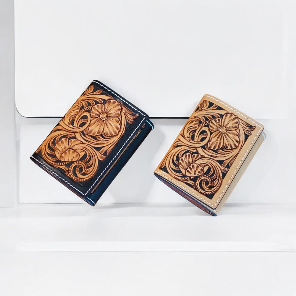 Porte-feuilles Maison La Reine en cuir sculpté noir et marron posés côte à côte – vue de face.