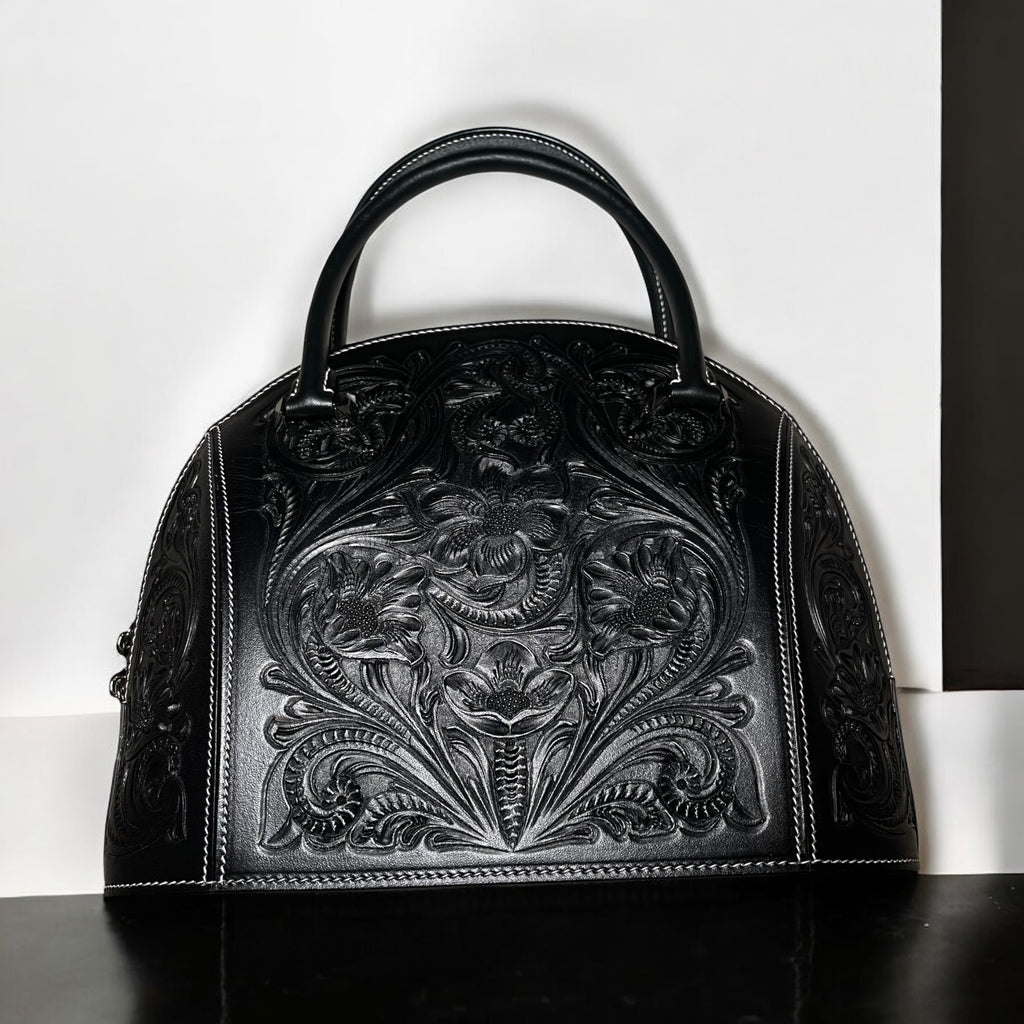 Sac Dorcas noir – vue de face – cuir embossé floral sculpté – Maison La Reine 