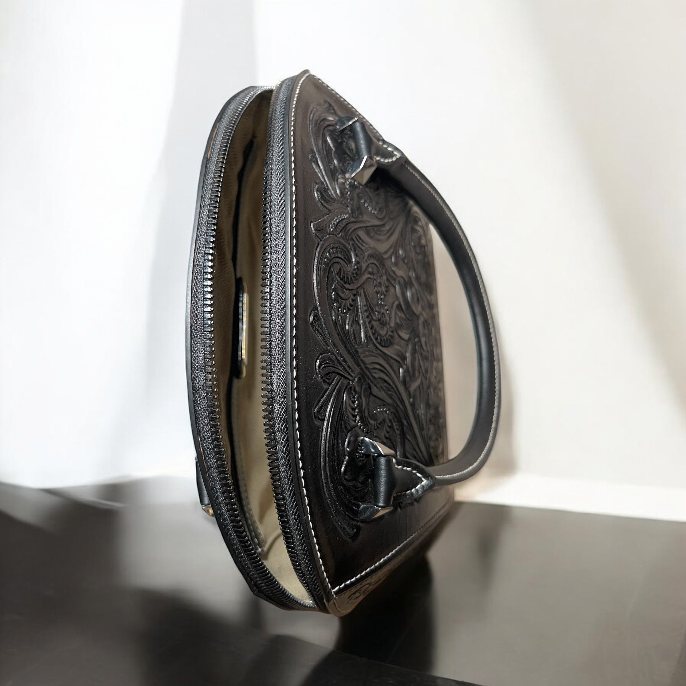 Sac  Dorcas noir interieur et détail fermeture éclair et couture renforcée – Maison La Reine