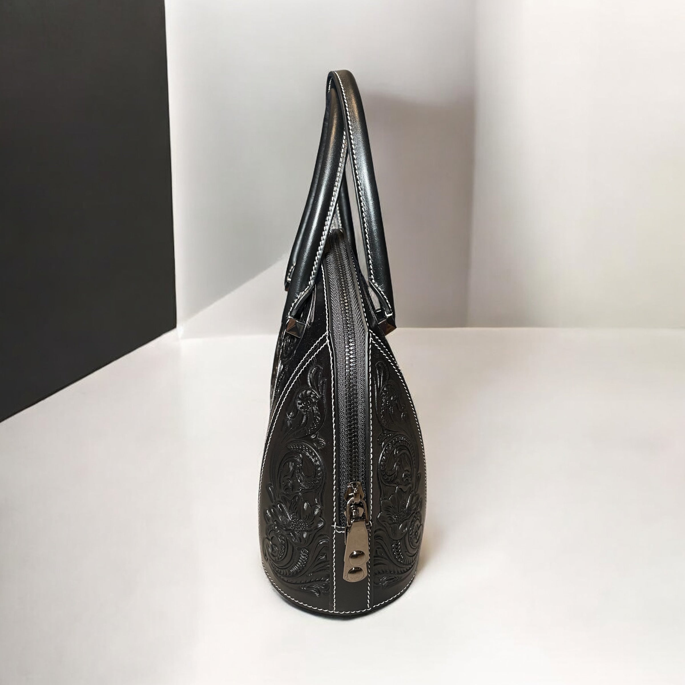 Sac Dorcas noir – vue de profil  – cuir embossé sculpté – Maison La Reine