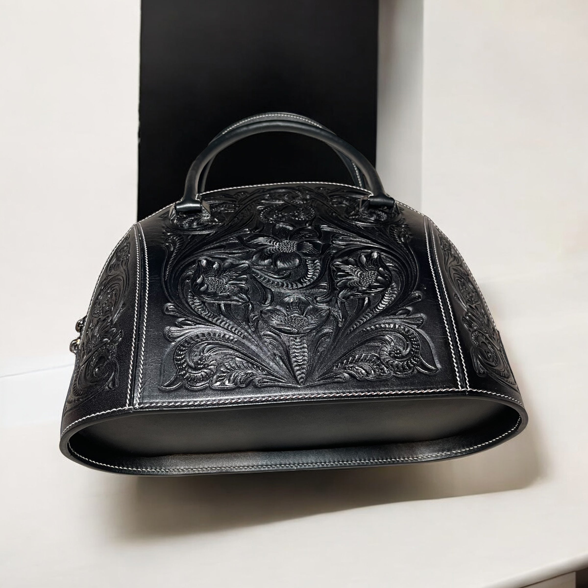 Sac Dorcas noir – vue du bas – cuir embossé sculpté – Maison La Reine
