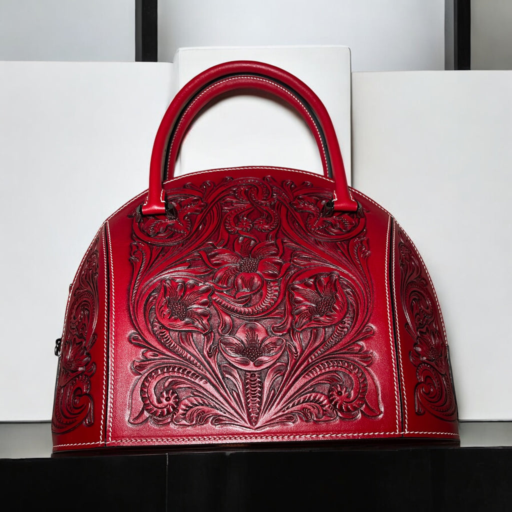 Sac Dorcas rouge – vue de face – cuir embossé motif floral sculpté – Maison La Reine