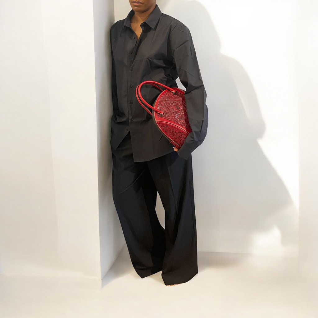 Sac Dorcas rouge porté à l’épaule – vue de côté – cuir embossé floral – Maison La Reine