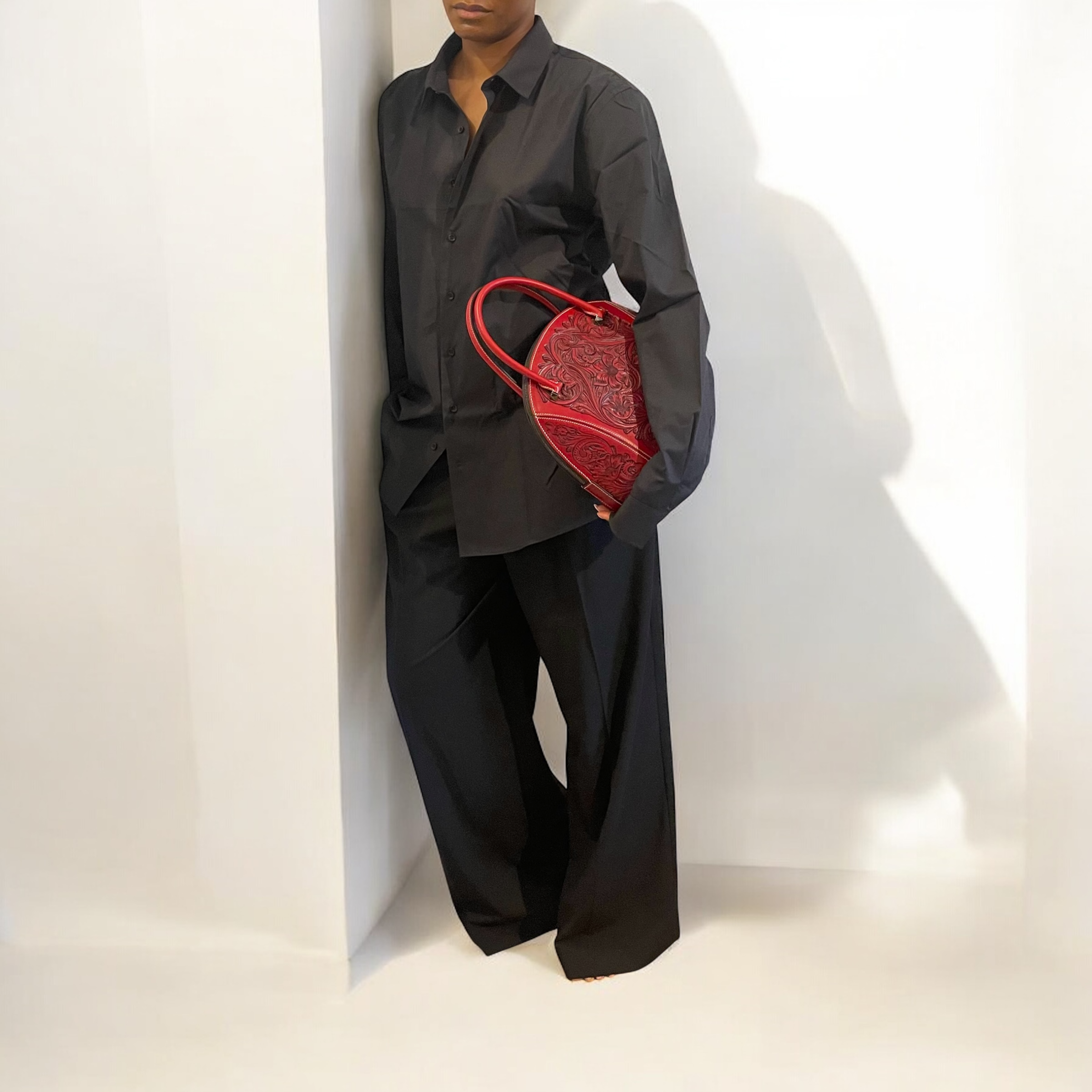 Sac Dorcas rouge porté à l’épaule – vue de côté – cuir embossé floral – Maison La Reine