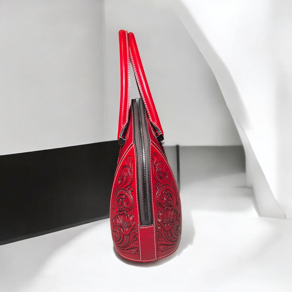 Sac Dorcas rouge – vue de profil  – cuir embossé sculpté – Maison La Reine