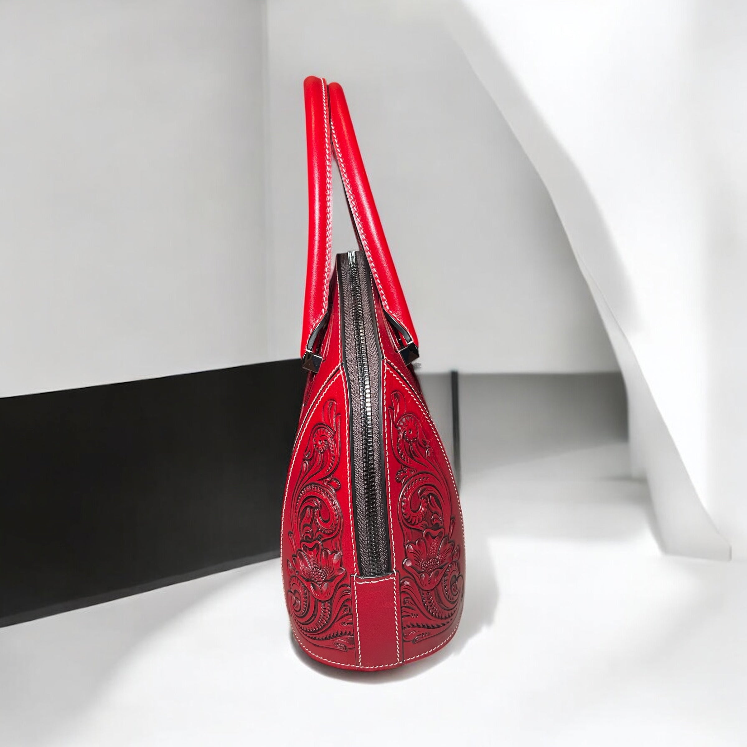 Sac Dorcas rouge – vue de profil  – cuir embossé sculpté – Maison La Reine