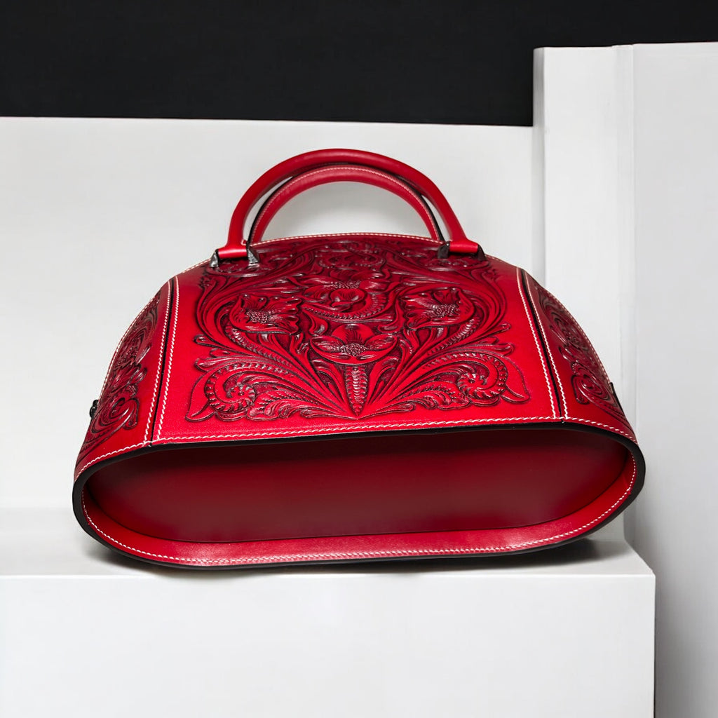 Sac Dorcas rouge – vue du bas – cuir embossé sculpté – Maison La Reine