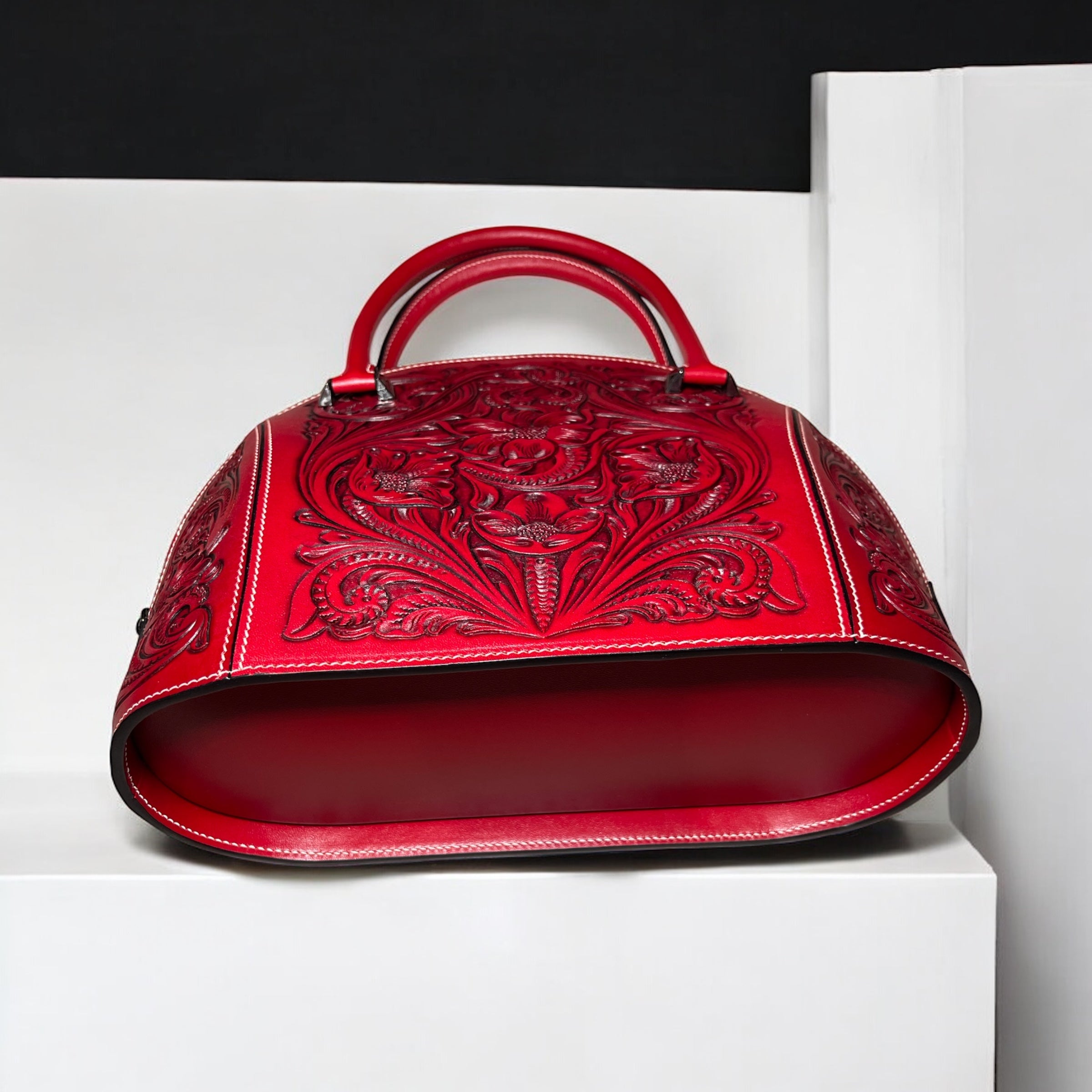 Sac Dorcas rouge – vue du bas – cuir embossé sculpté – Maison La Reine