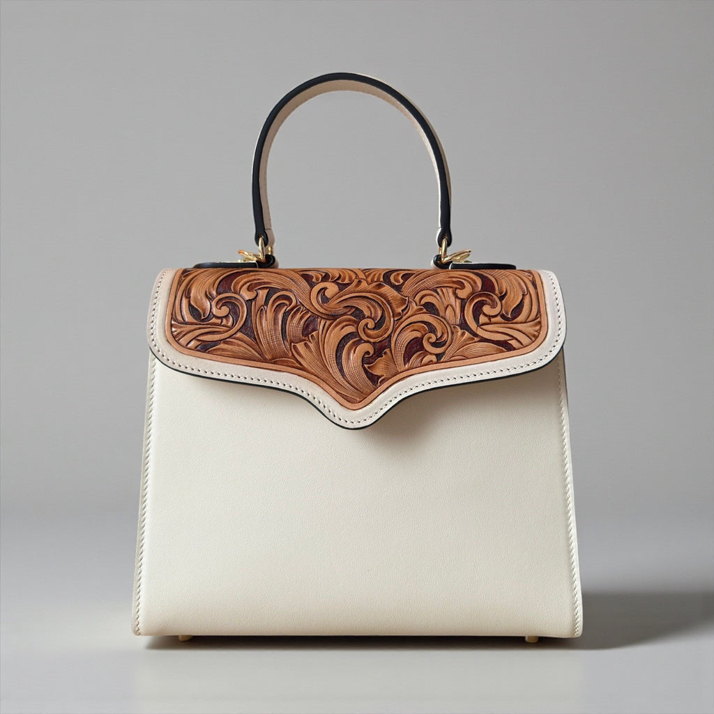 Sac Gabrielle blanc face avant avec le rabat en cuir sculpté à la main 