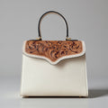 Sac Gabrielle blanc face avant avec le rabat en cuir sculpté à la main 