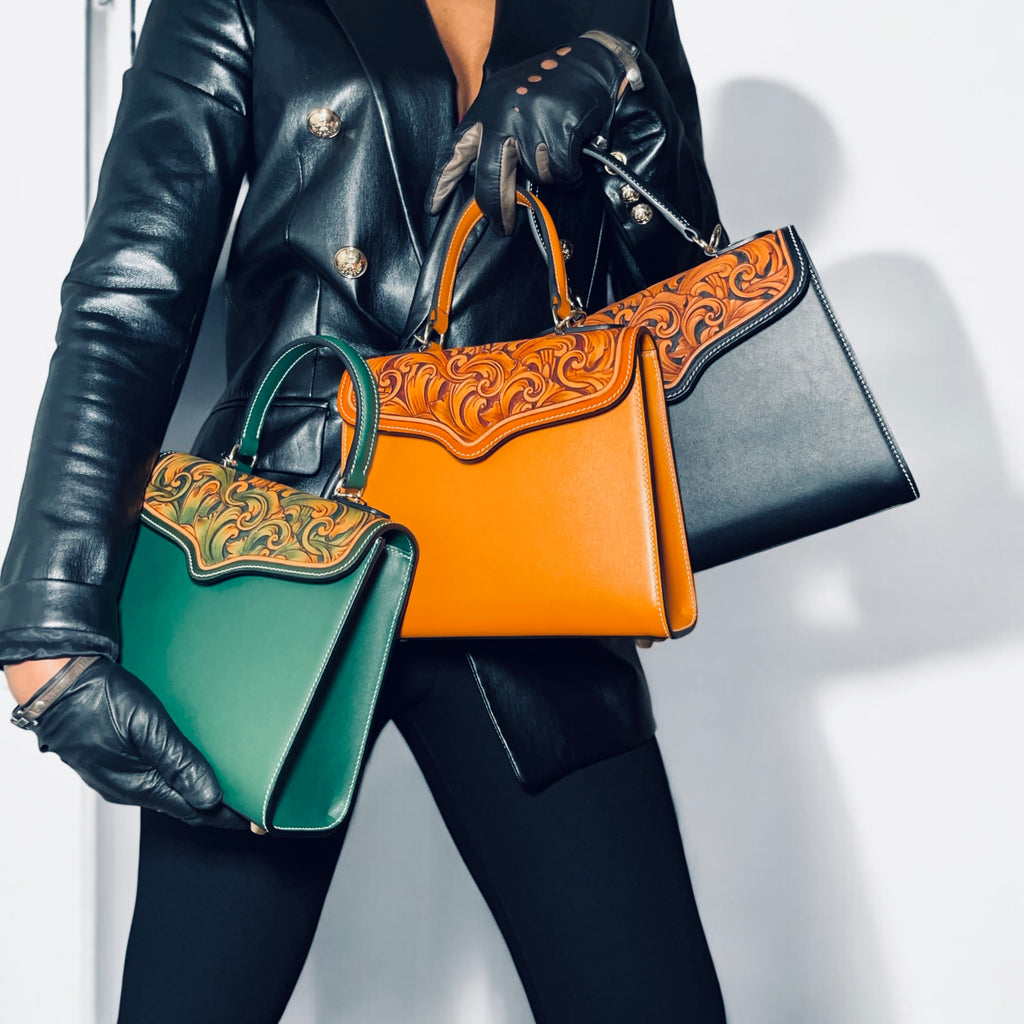Sac Gabrielle face porté par un modele – ensemble des trois sacs vert orange noir