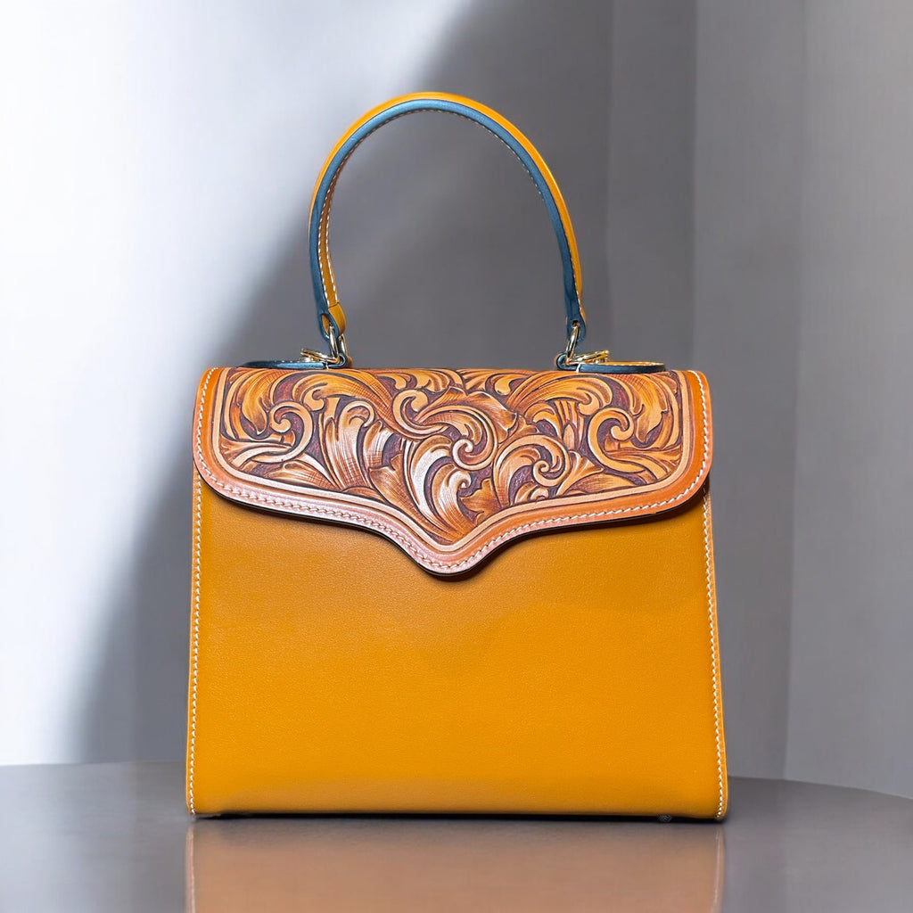 Sac Gabrielle orange avec rabat floral embossé – Vue de face 
