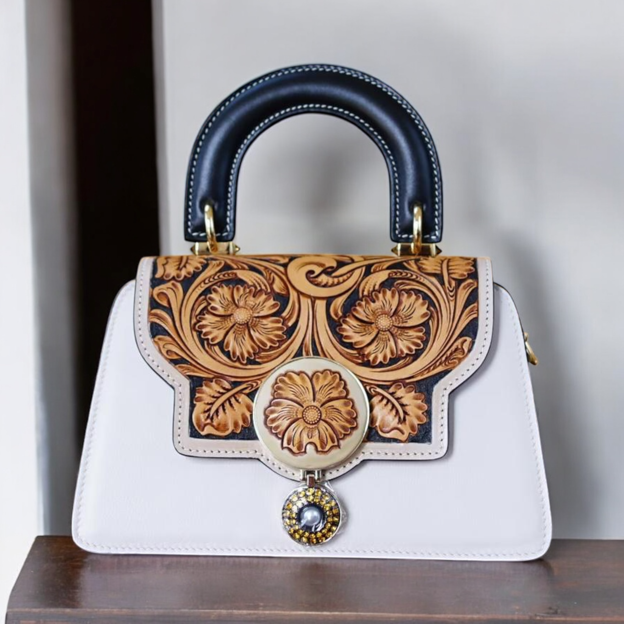 Grace blanc vue de face avec le rabat gravure floral et le bijou 