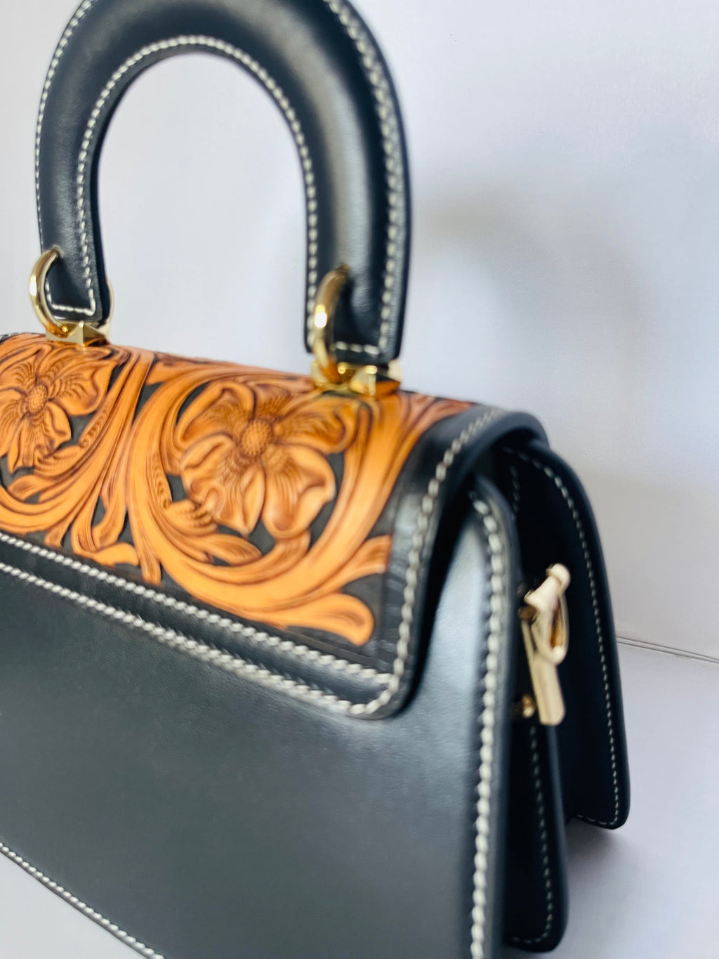 Sac Grace noir – dos zoom– cuir embossé floral sculpté – Maison La Reine 