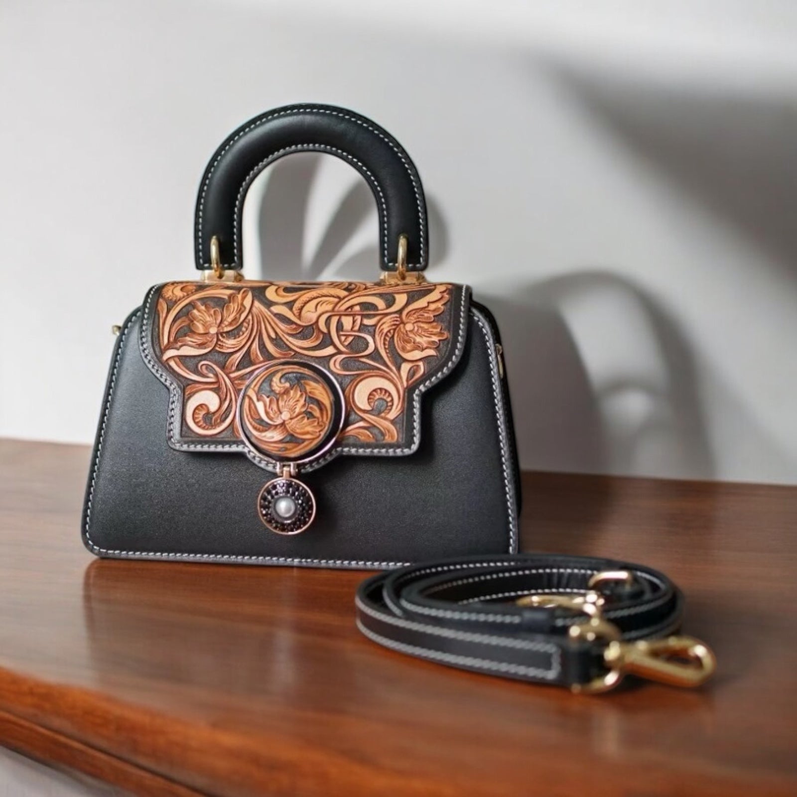  Sac Grace noir sculpté en cuir embossé floral – Maison La Reine