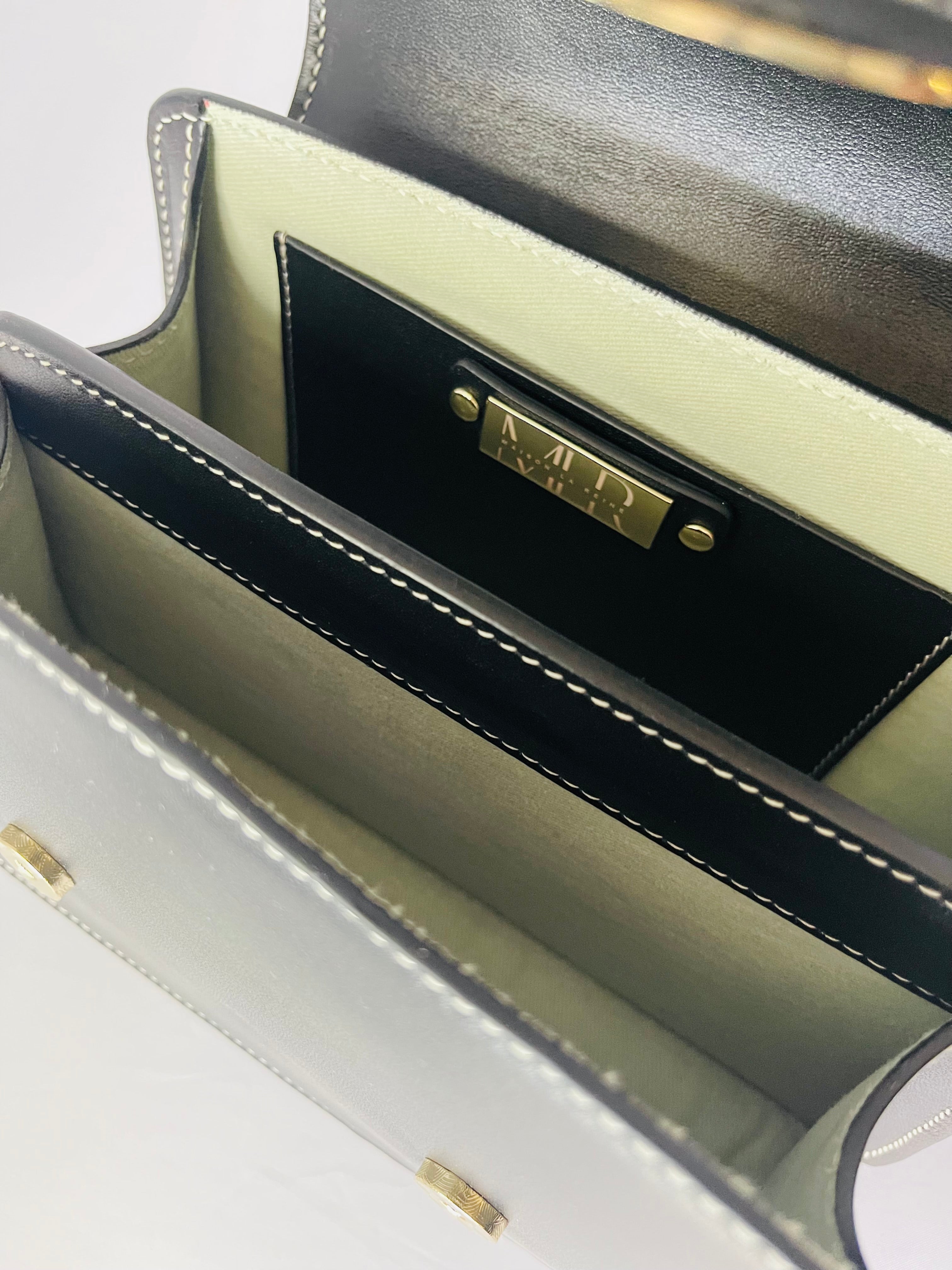 Intérieur du sac Grace noir– doublure textile et compartiment – Maison La Reine 