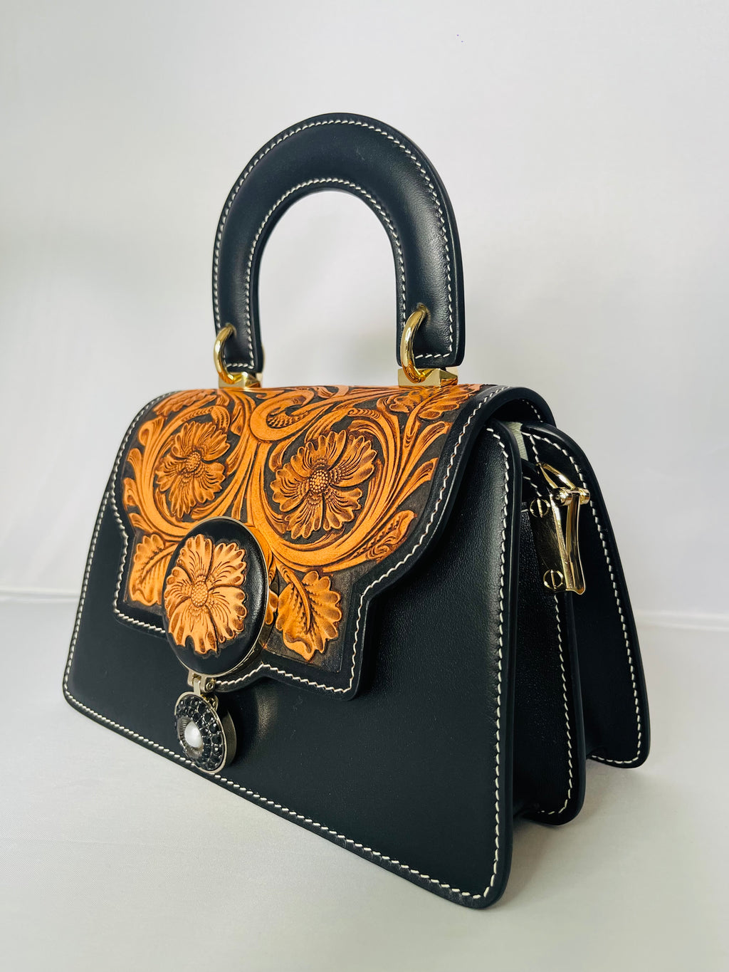 Sac Grace noir – vue trois-quarts – cuir embossé floral sculpté – Maison La Reine