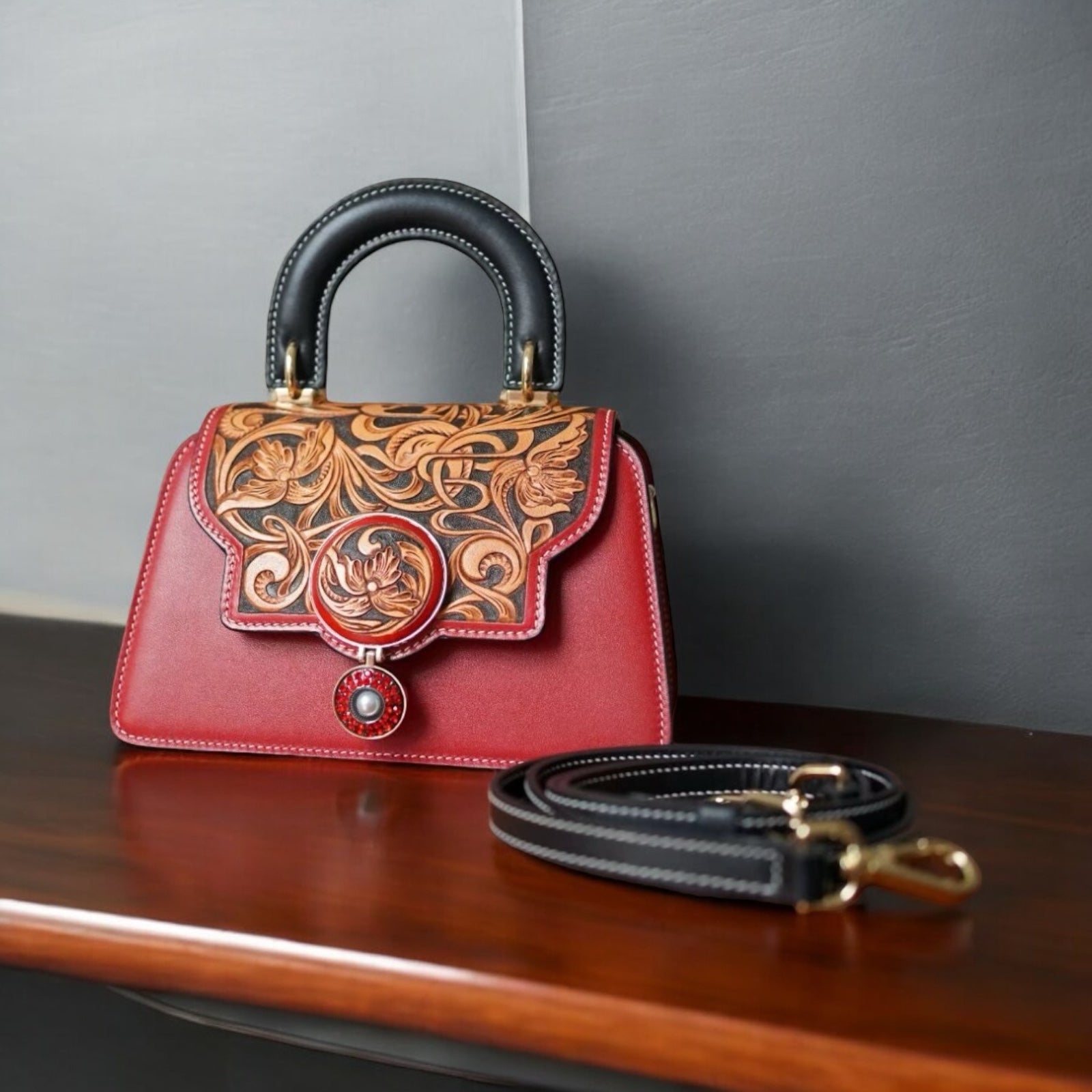 Sac Grace rouge en cuir sculpté embossé floral avec bandoulière – Maison La Reine 