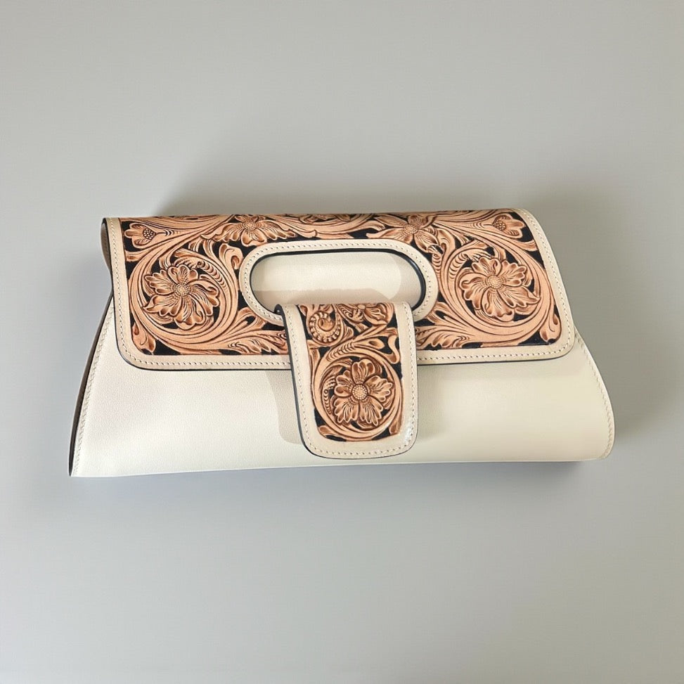 Sac pochette Kima blanc en cuir embossé floral – vue de face – Maison La Reine