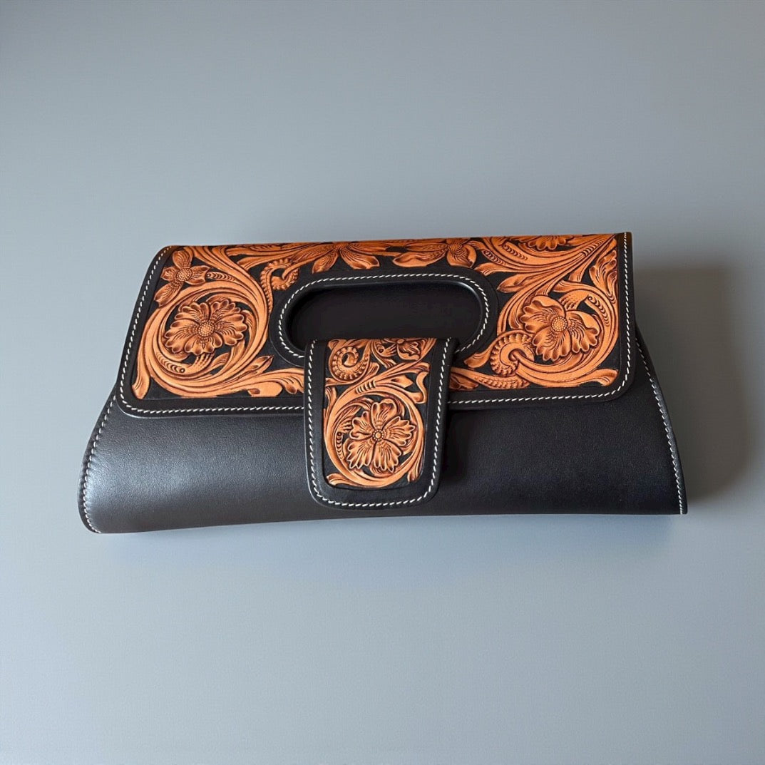 Sac pochette Kima noir avec rabat sculpté – vue de face