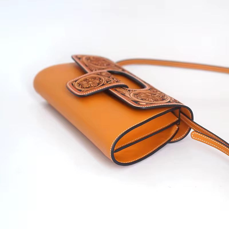 Sac pochette Kima orange – vue de profil – détail de l’épaisseur et du rabat sculpté