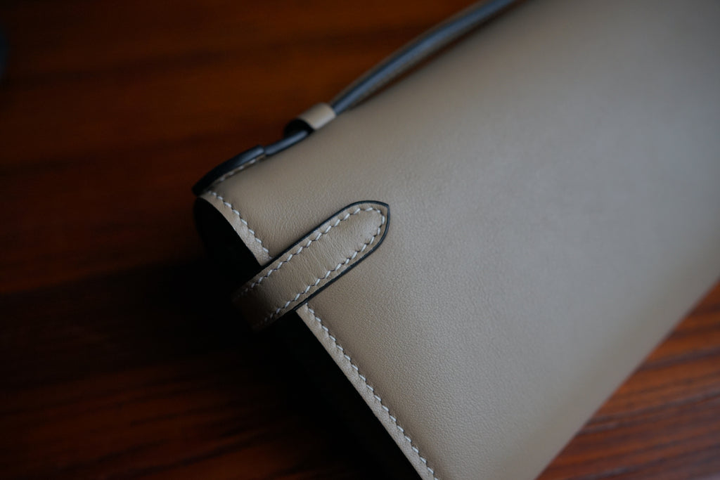 Portefeuille Nana gris en cuir  – vue de dos – Maison La Reine