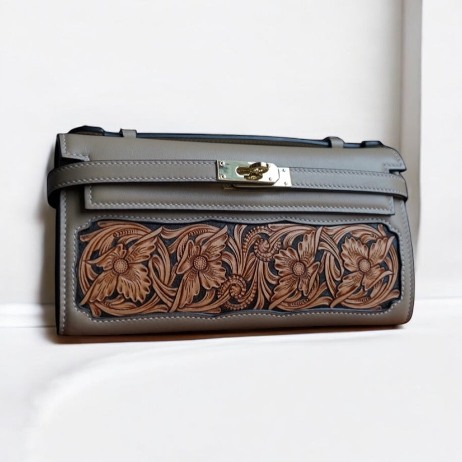 Portefeuille Nana gris en cuir embossé floral – vue de face – Maison La Reine