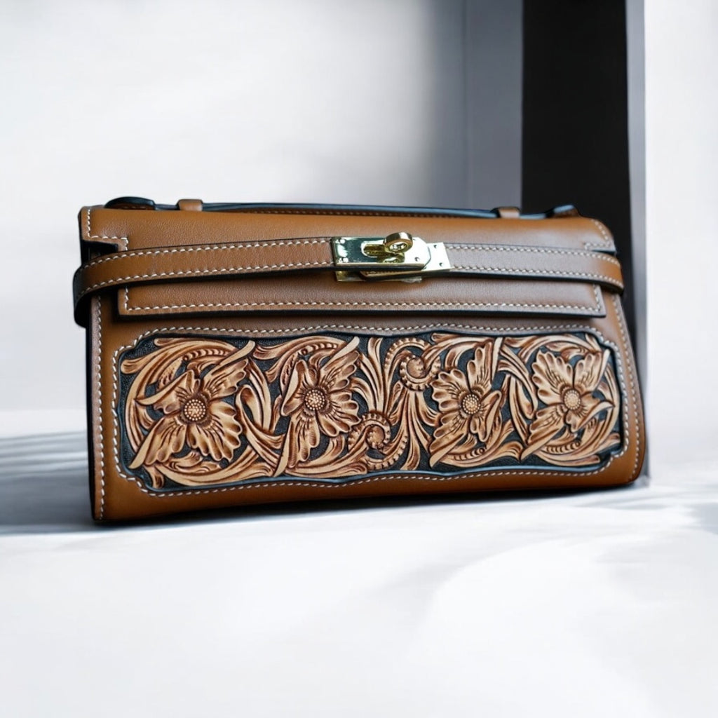 Portefeuille Nana marron en cuir embossé floral – vue de face – Maison La Reine