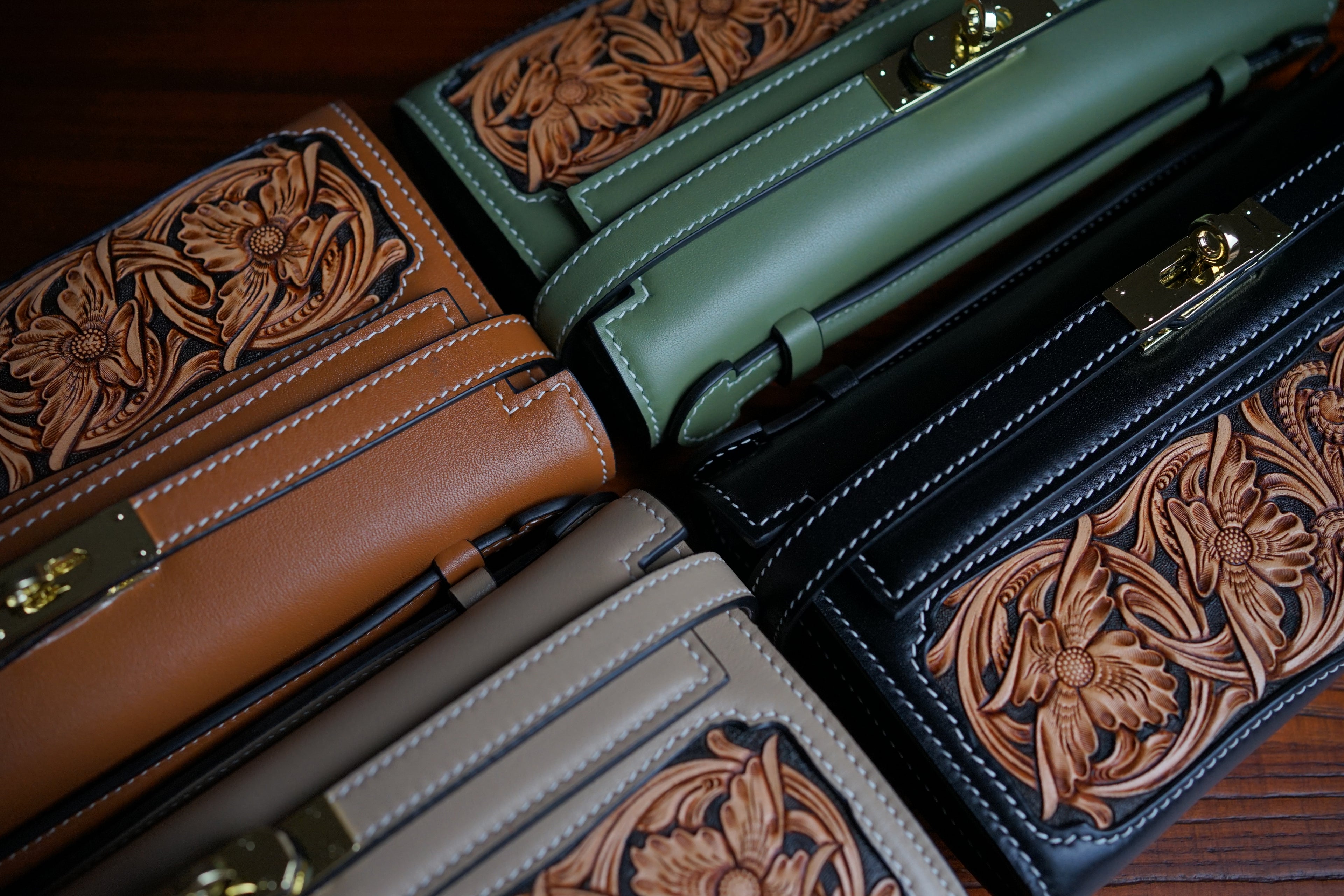 Portefeuille Nana en cuir embossé floral – vue d'ensemble couleur  – Maison La Reine