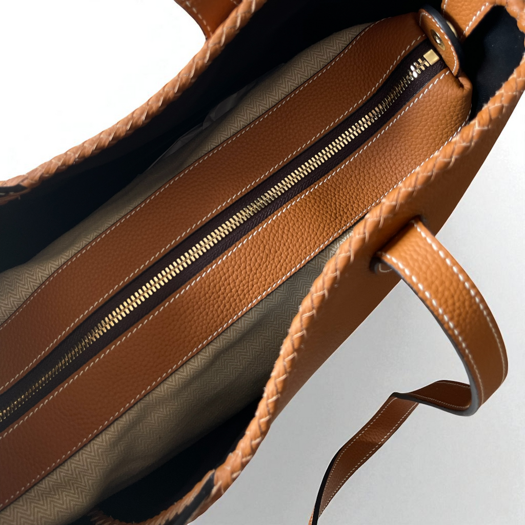 Détail de la l'interieur du sac Nayla marron en cuir gravé floral – Maison La Reine