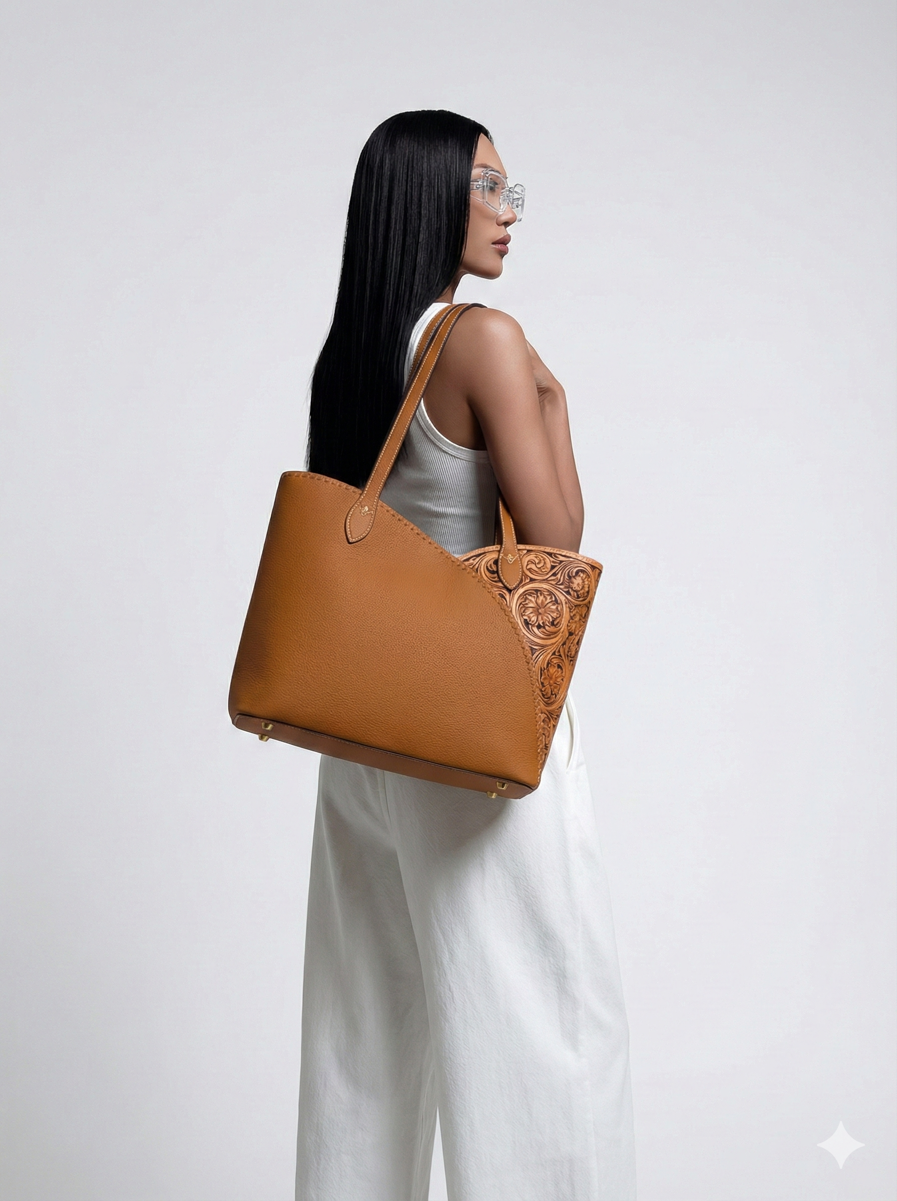 mannequin qui porte à l'épaule le sac Nayla marron 