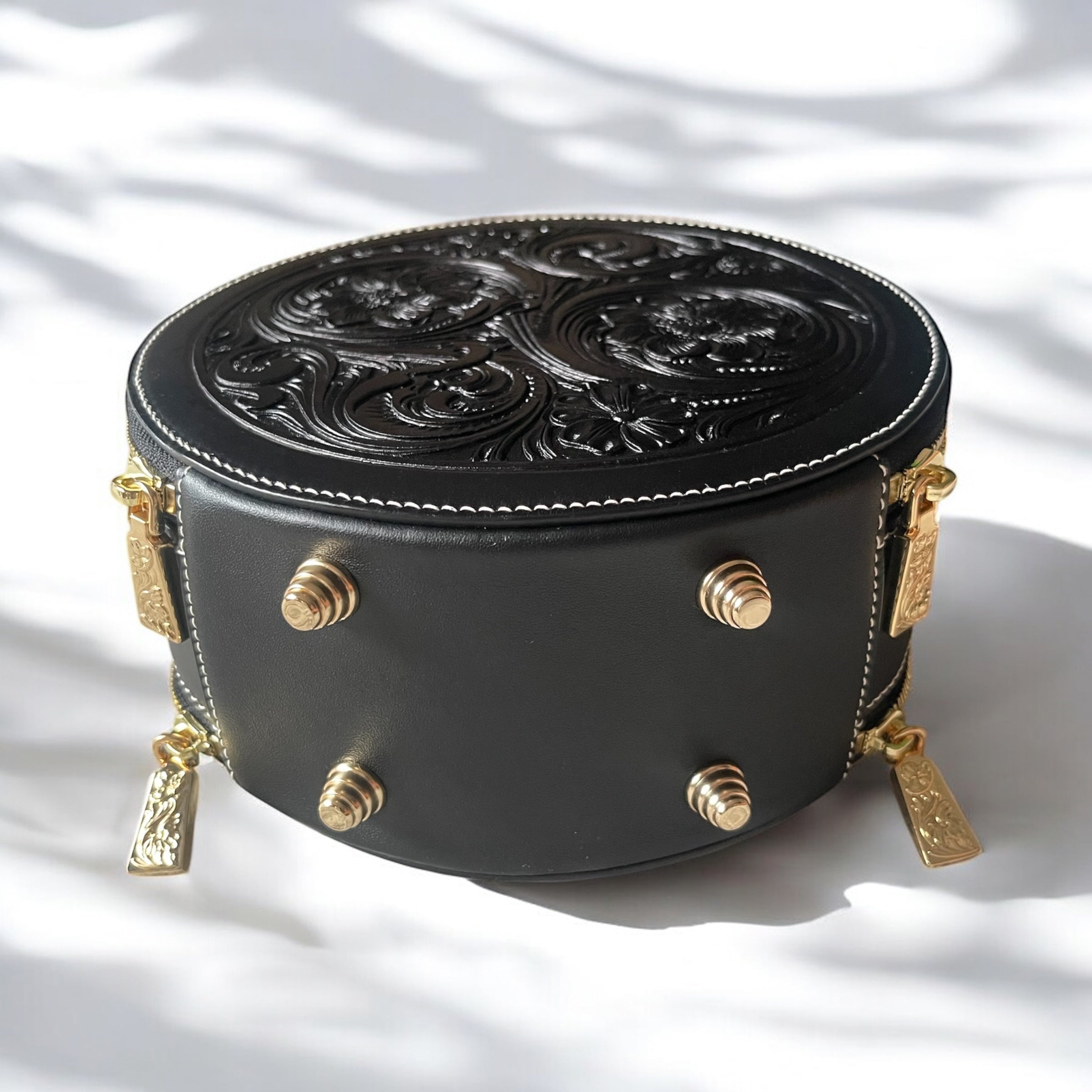 Sac Nicky noir en cuir gravé, vue de profil – Maison La Reine