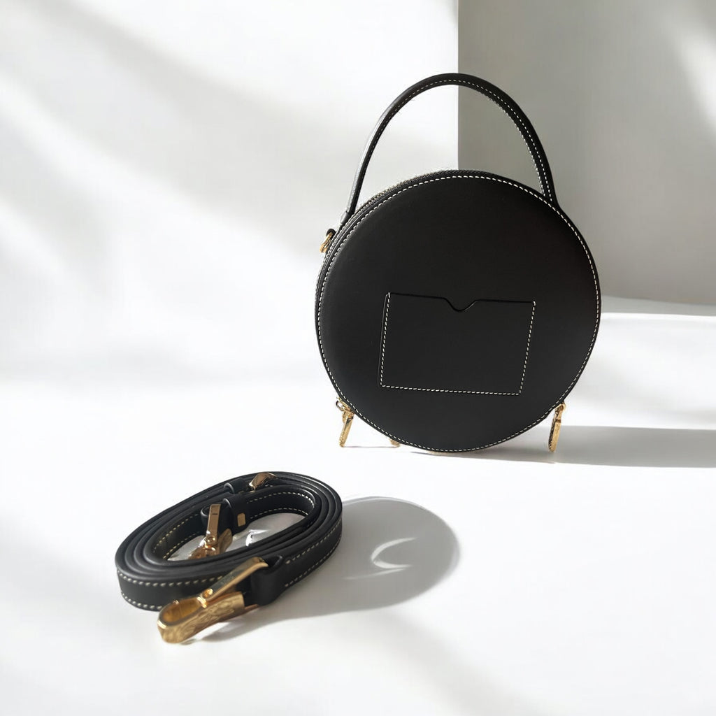 Sac Nicky noir en cuir gravé, vue de dos avec bandouilliere – Maison La Reine