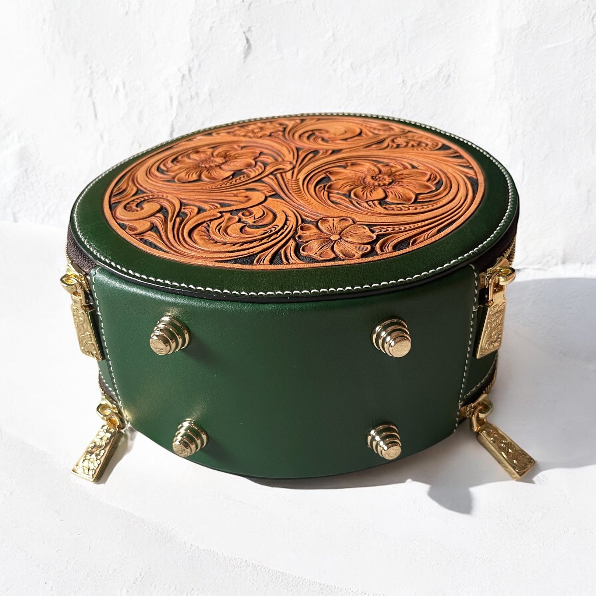 Sac Nicky vert en cuir gravé, vue de profil – Maison La Reine