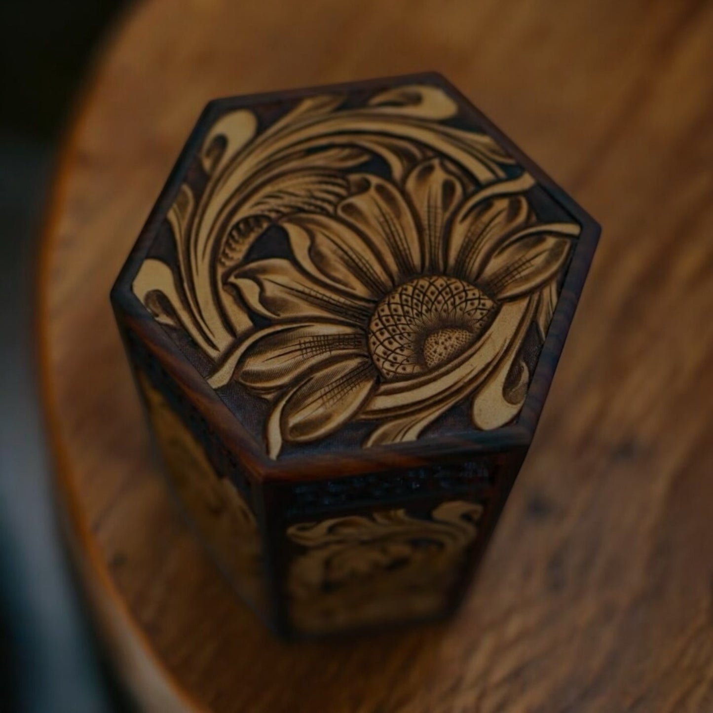 Boîte de rangement hexagonale en bois et cuir gravée