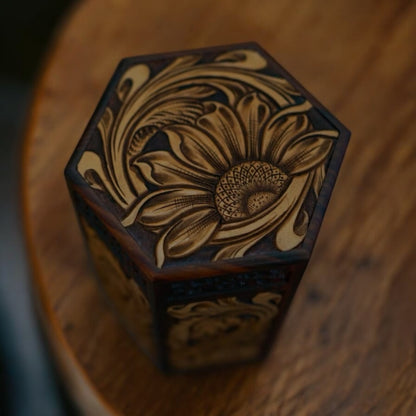 Boîte de rangement hexagonale en bois et cuir gravée