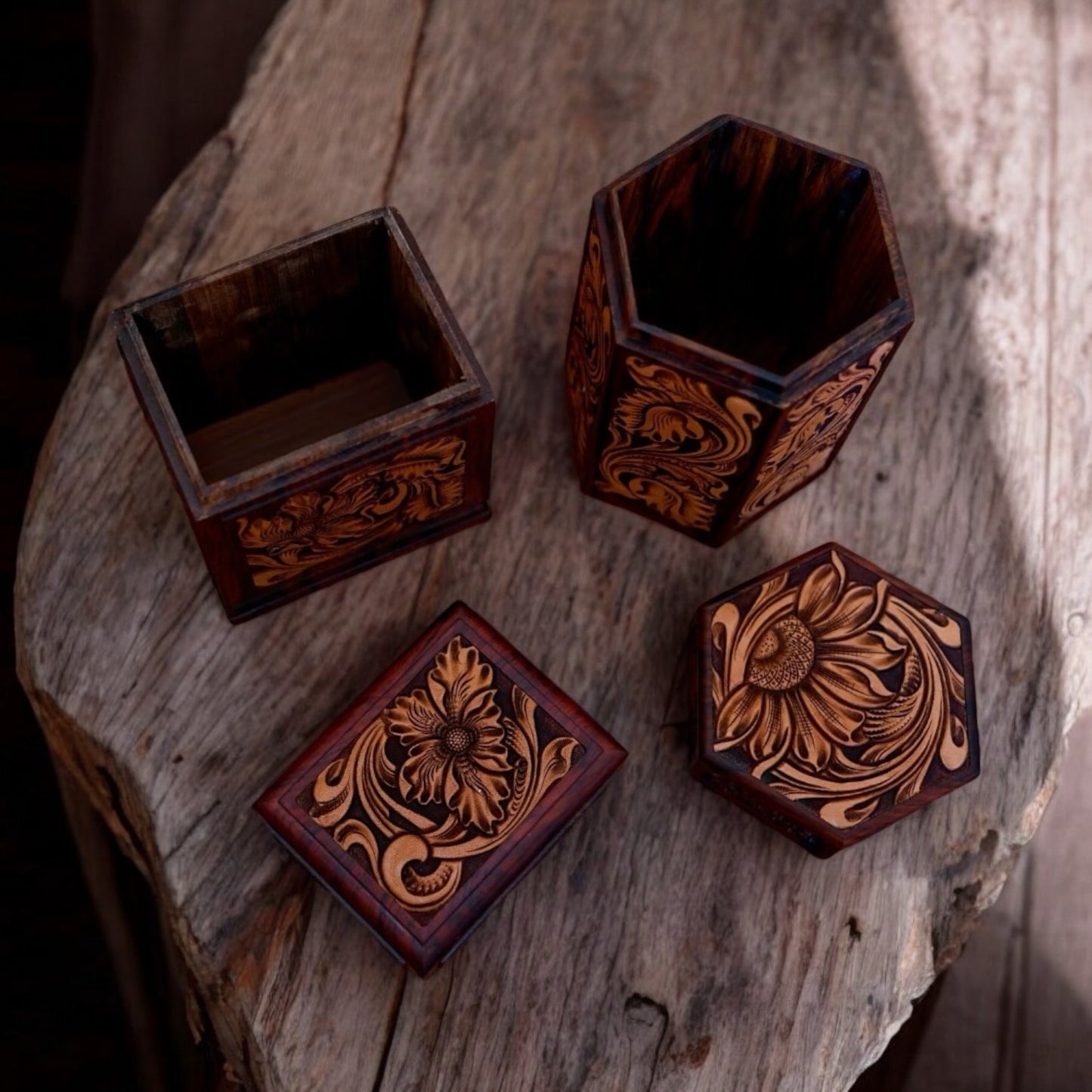 Boîte de rangement hexagonale en bois et cuir gravée