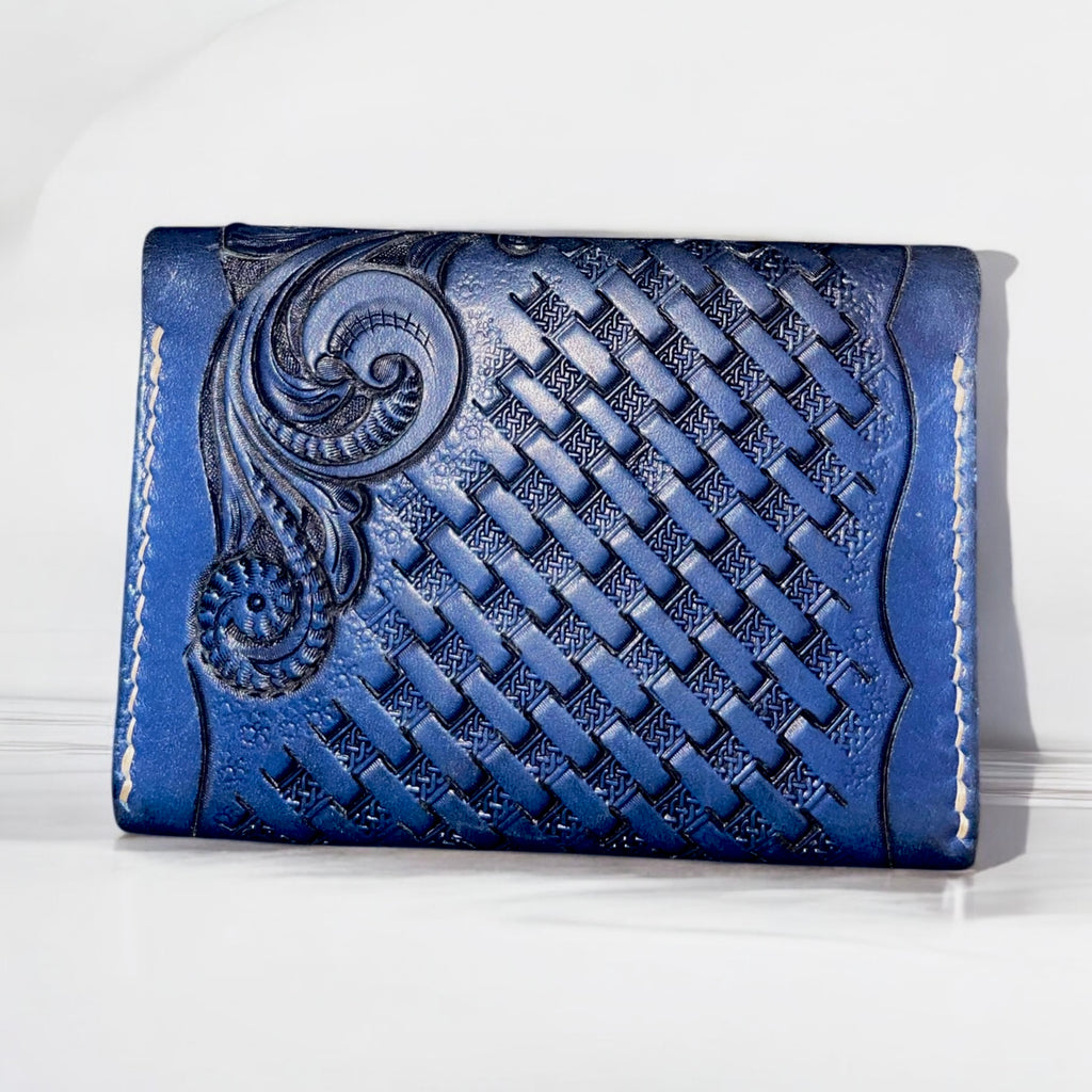 Dos – Porte-cartes en cuir bleu texturé façon tressé – Maison La Reine