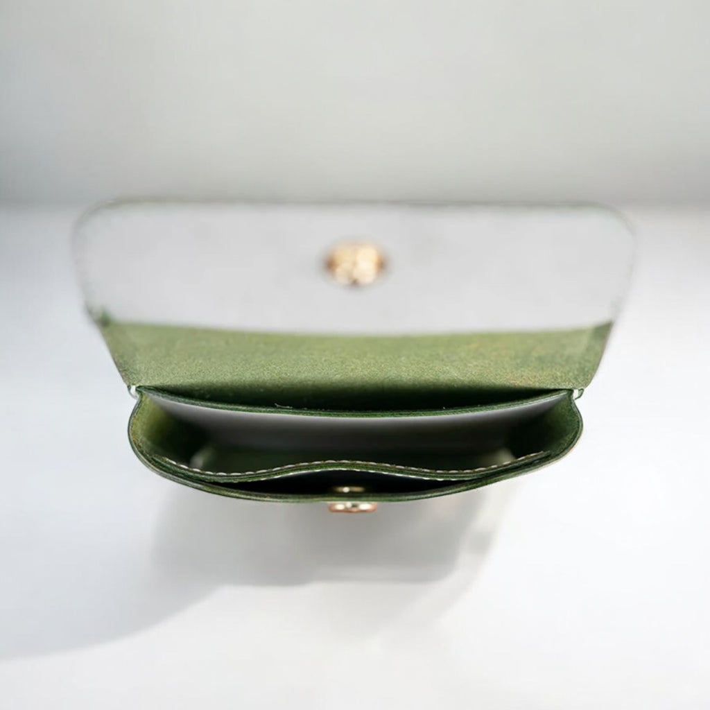  Intérieur– Porte-cartes en cuir vert texturé façon tressé – Maison La Reine