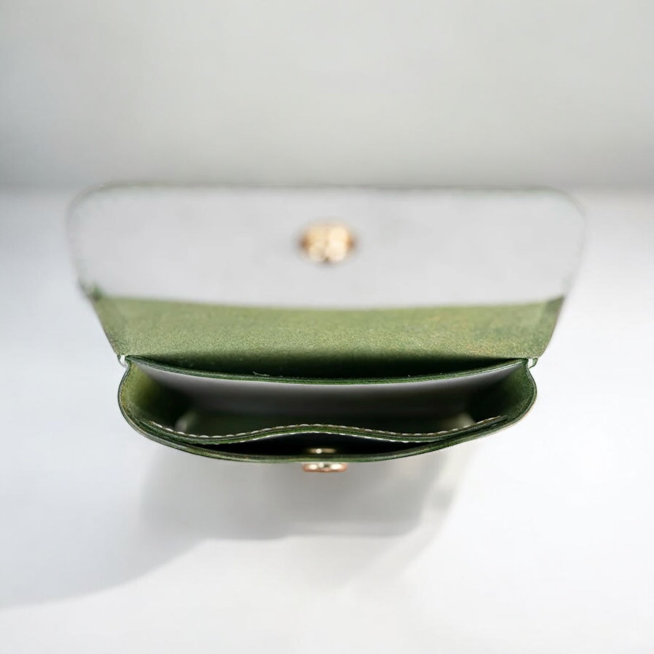  Intérieur– Porte-cartes en cuir vert texturé façon tressé – Maison La Reine