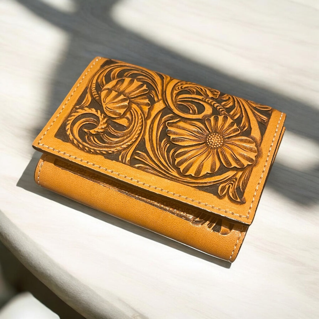 Porte-feuille marron Maison La Reine en cuir embossé floral – vue de face