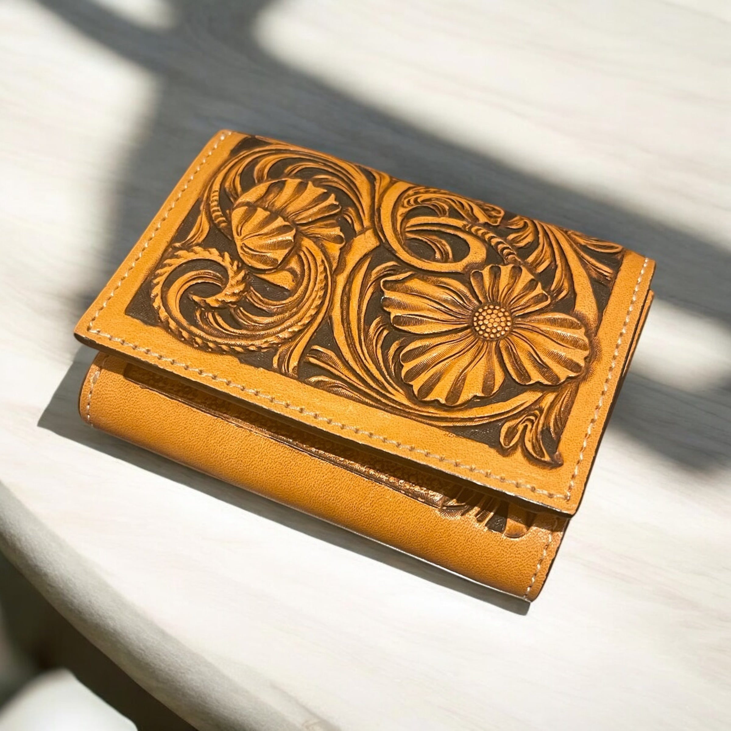 Porte-feuille marron Maison La Reine en cuir embossé floral – vue de face