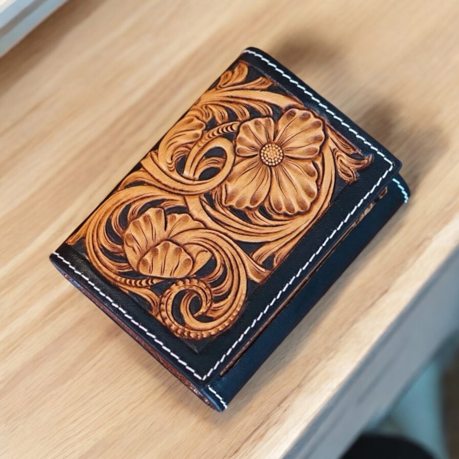 Porte-feuille noir Maison La Reine en cuir embossé floral – vue de face